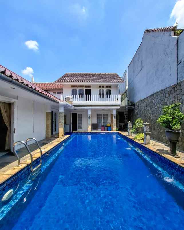 rumah asri plus private pool di cipete jaksel