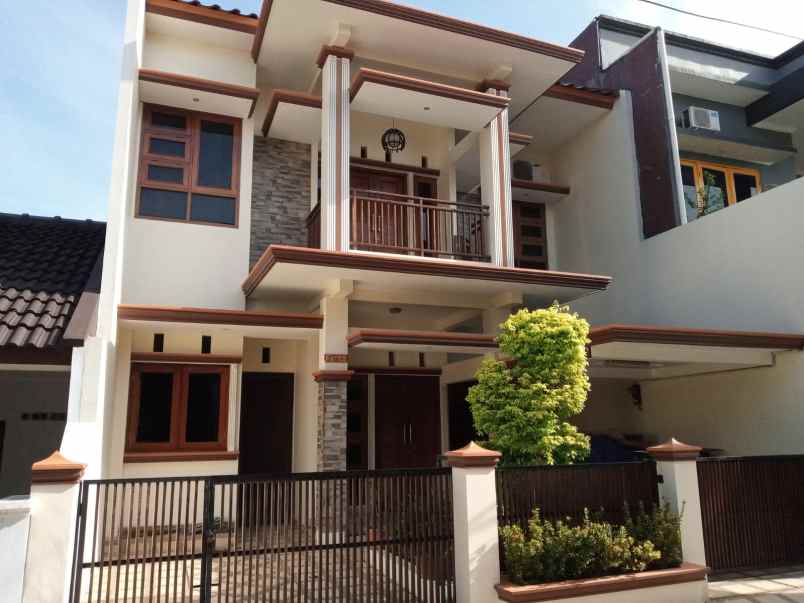 rumah bambu kuning bojonggede