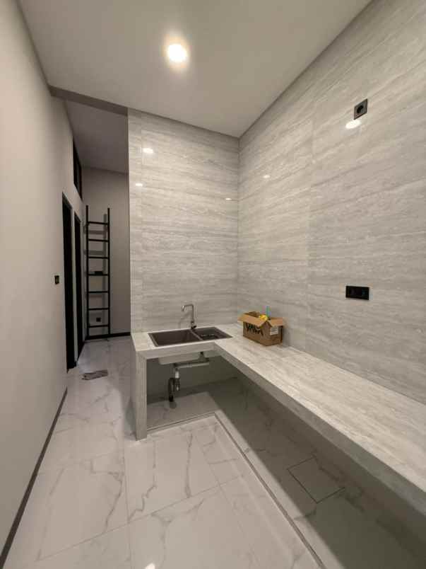 rumah baru estetik manyar kertoadi surabaya lt 150m2