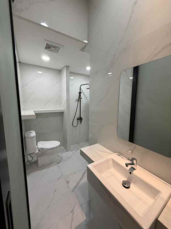 rumah baru estetik manyar kertoadi surabaya lt 150m2