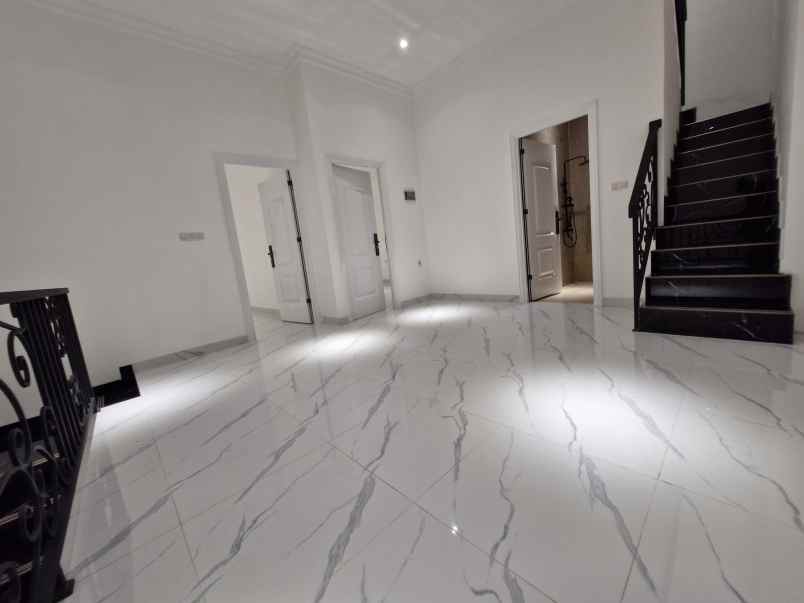 rumah baru modern klasik di joglo kembangan jakbar