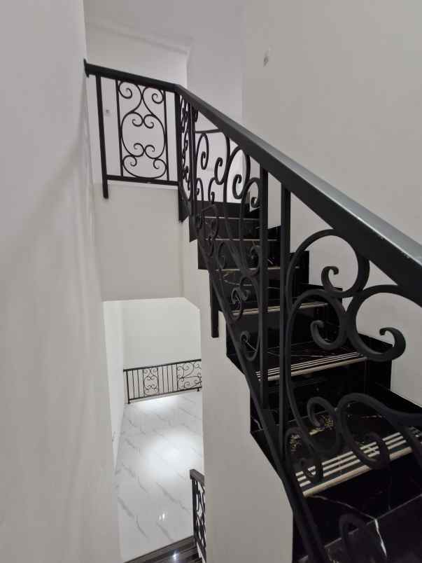 rumah baru modern klasik di joglo kembangan jakbar