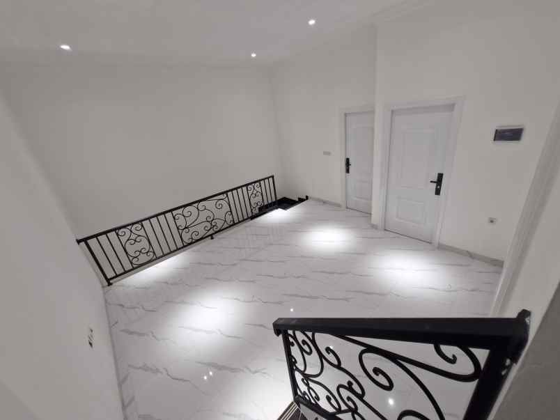 rumah baru modern klasik di joglo kembangan jakbar