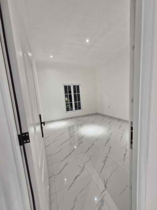 rumah baru modern klasik di joglo kembangan jakbar