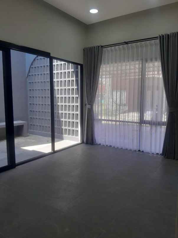 rumah cantik 2 lantai strategis dekat tol buahbatu