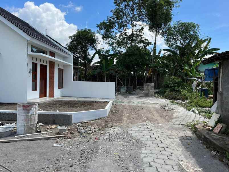 rumah cantik harga murah tanah luas di kalasan