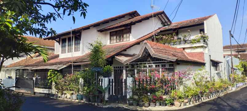 rumah hook strategis bebas banjir lingkungan tenang