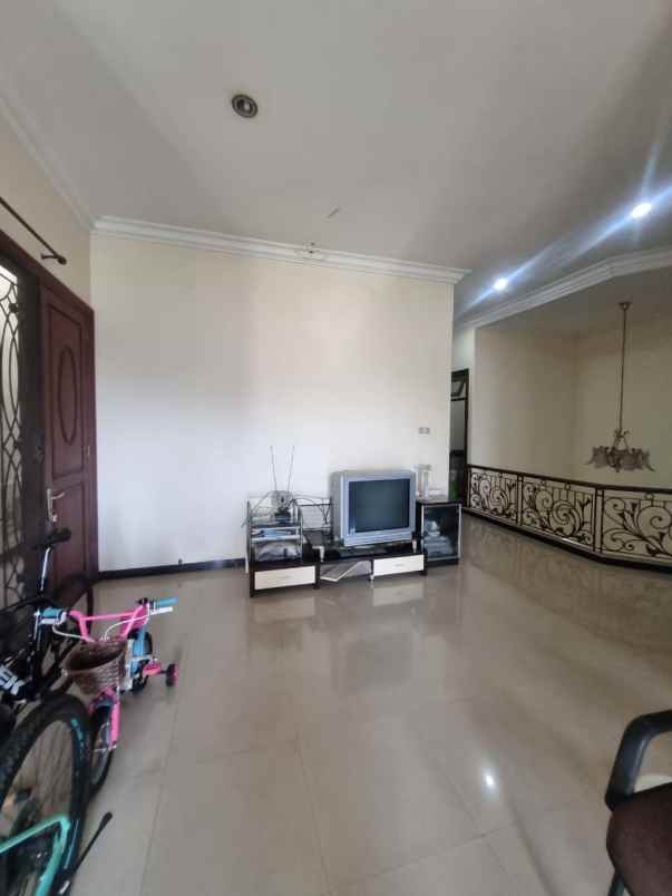 rumah klampis semolo kondisi bagus terawat