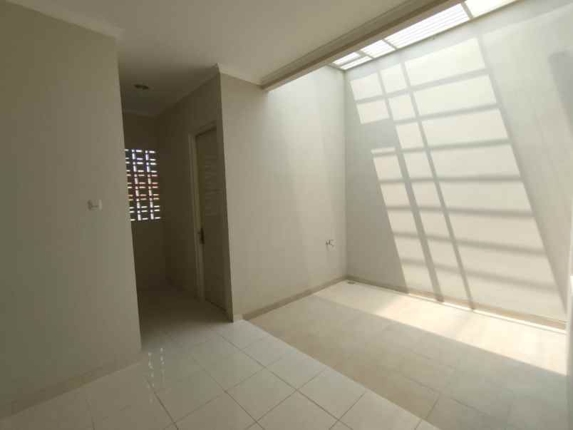 rumah manyar tirtoasri surabaya 2 lantai row 3 mobil