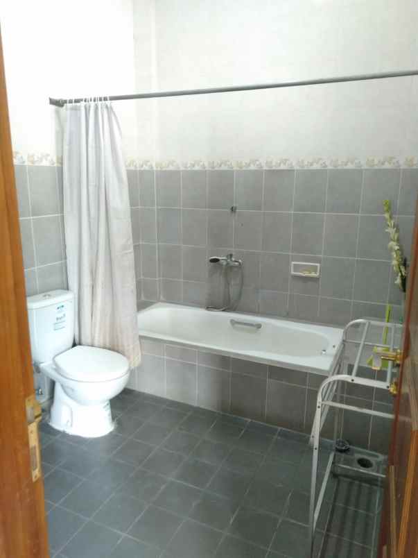 rumah mewah 2 lantai akses mudah dekat terminal jombor