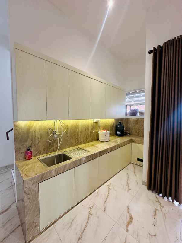 rumah mewah 3 lantai dalam townhouse di cinere depok