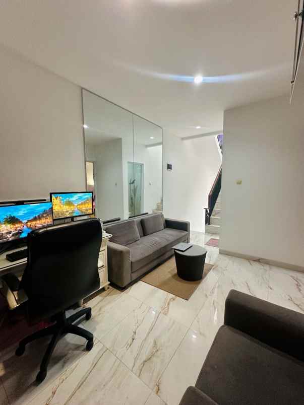 rumah mewah 3 lantai dalam townhouse di cinere depok