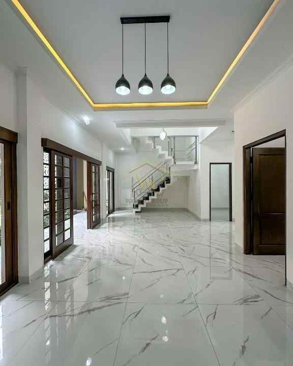 rumah mewah 3 lantai di maguwoharjo sleman