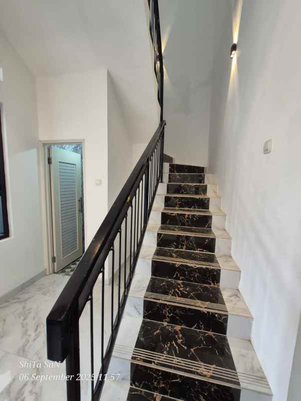 rumah mewah dalam komplek maharaja depok