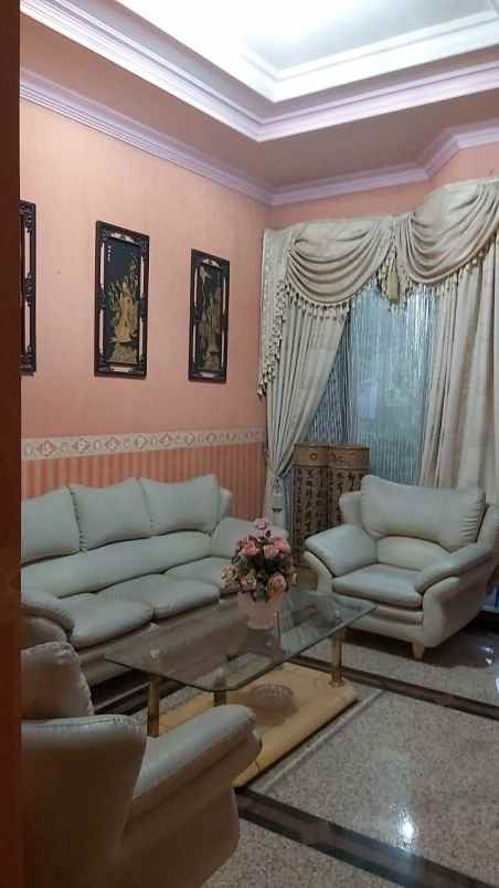 rumah mewah klasik raya jalan dharmahusada indah
