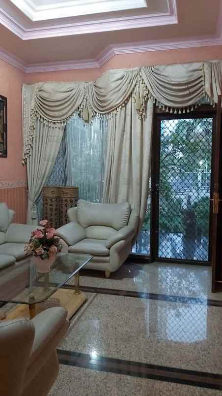 rumah mewah klasik raya jalan dharmahusada indah