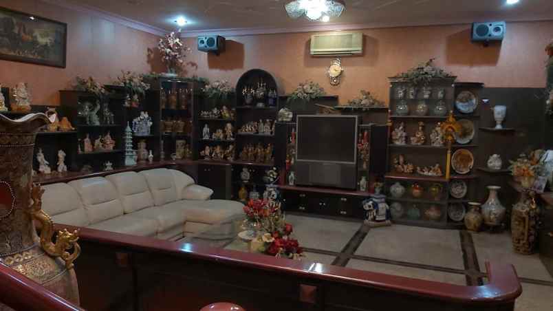 rumah mewah klasik raya jalan dharmahusada indah