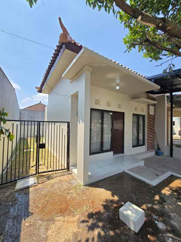 rumah minimalis modern teras bali mijen semarang