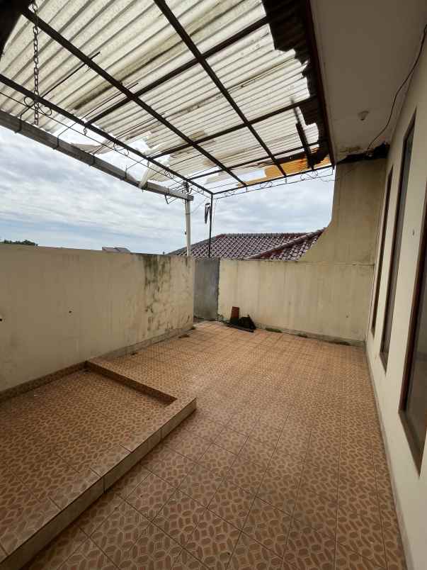 rumah second 2 lantai besar dan mewah di pitara depok