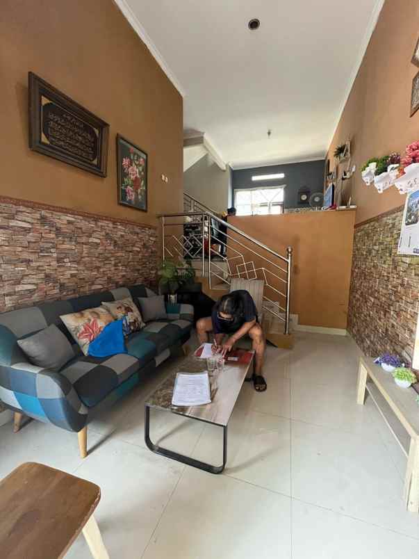 rumah second dalam cluster di jalan raya pitara depok