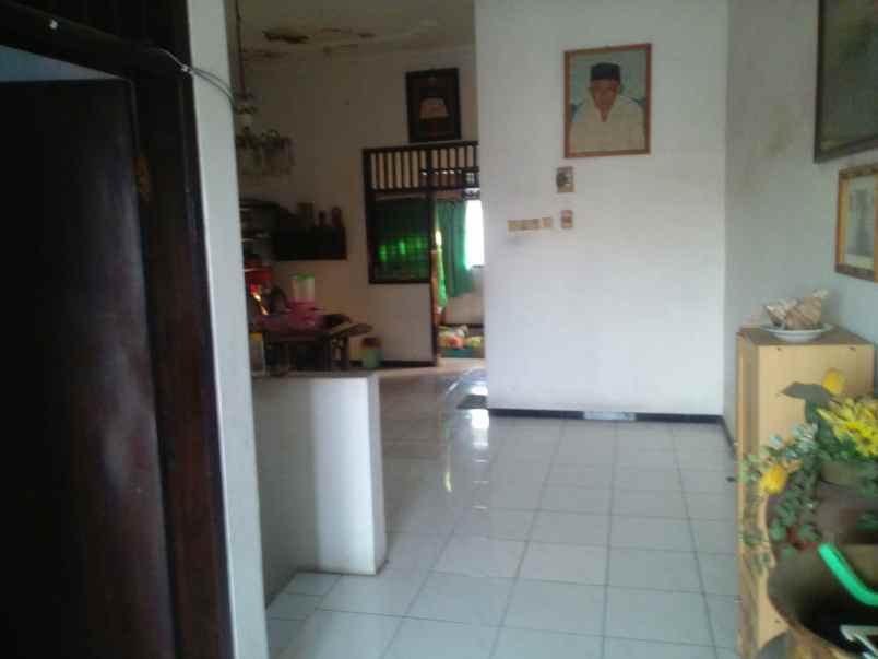 rumah tepi jalan dekat kampus