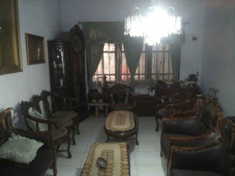 rumah tepi jalan dekat kampus