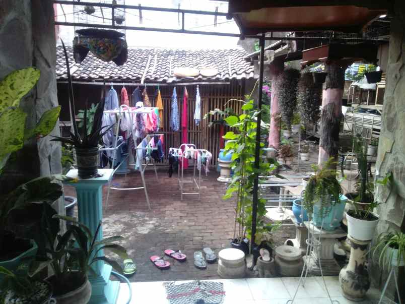 rumah tepi jalan dekat kampus