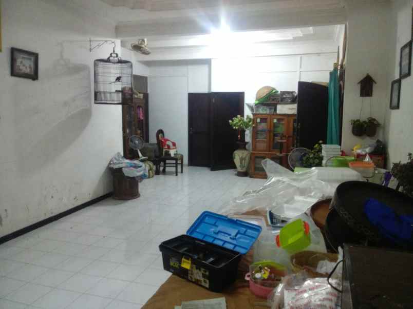 rumah tepi jalan dekat kampus