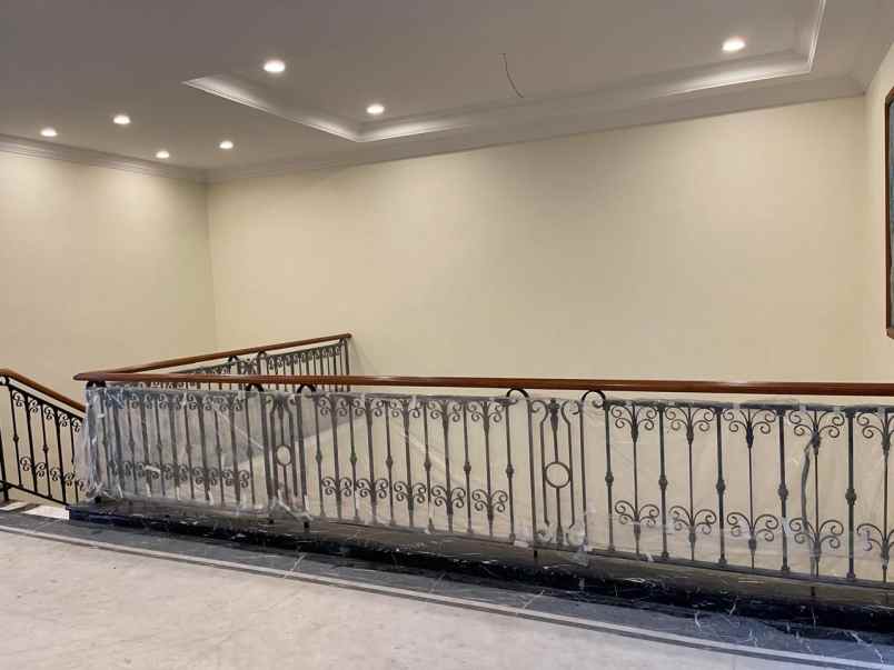 rumah villa sentra raya citraland marmer shm