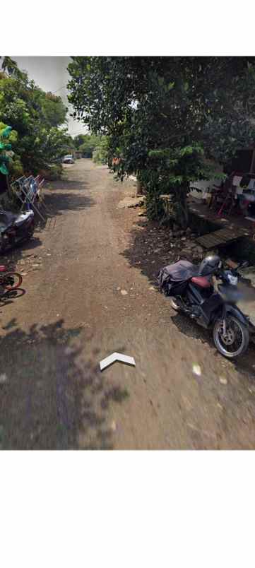 tanah pekarangan rata di pinggiran kota