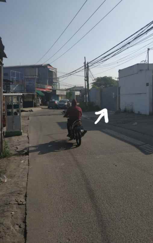 bangunan pabrik depannya jalan raya