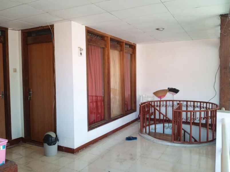 dharmahusada utara hadap barat 2 lt shm