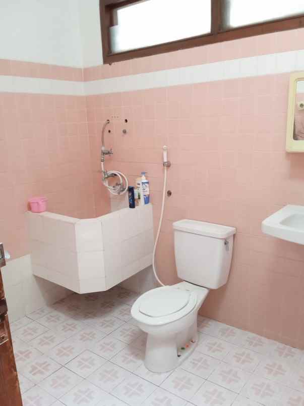 dharmahusada utara hadap barat 2 lt shm