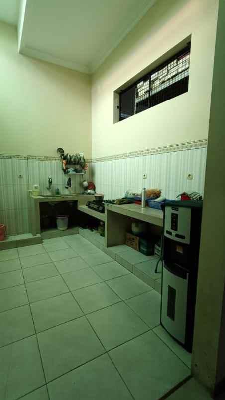 dijual kantor temlat ussha