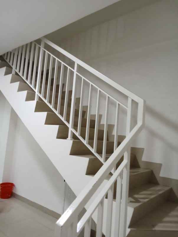 dijual ruko 3 lantai di kawasan depok cinere