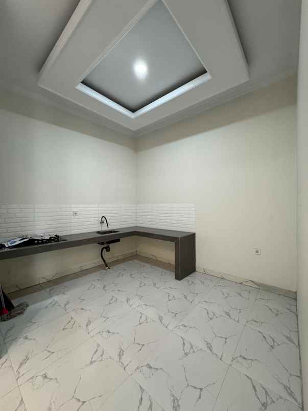 dijual rumah 2 lantai 700 an juta di mampang depok