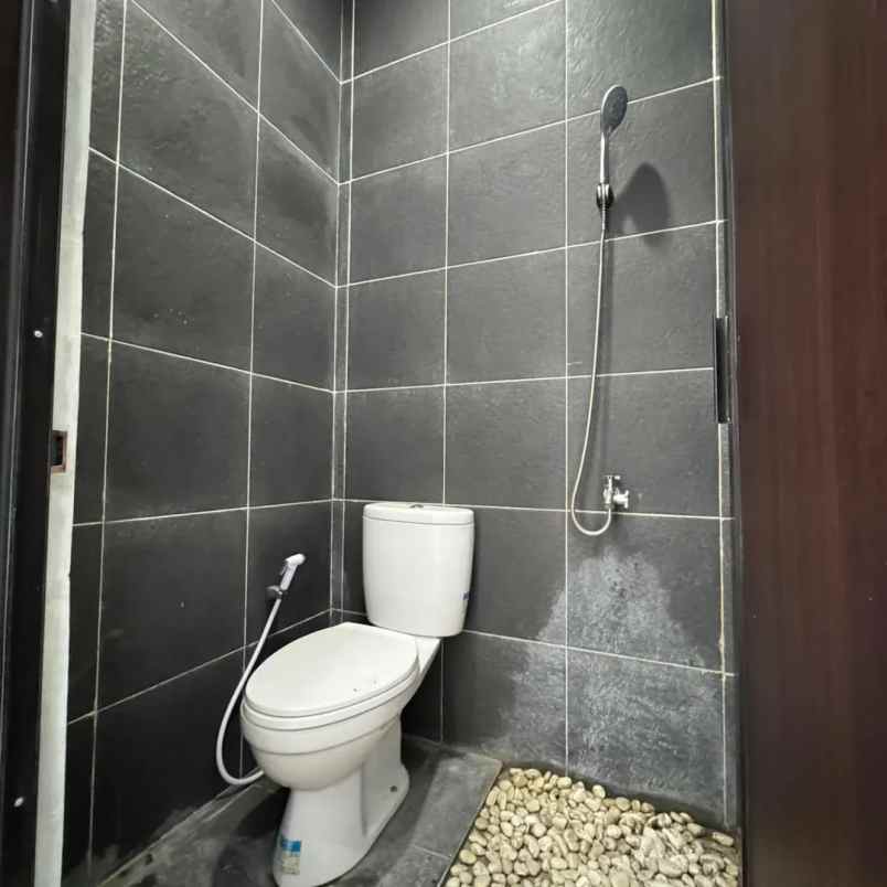 dijual rumah bandara adi sucipto