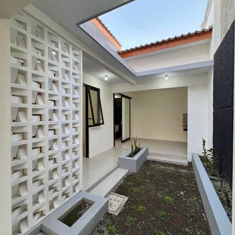 dijual rumah bandara adi sucipto
