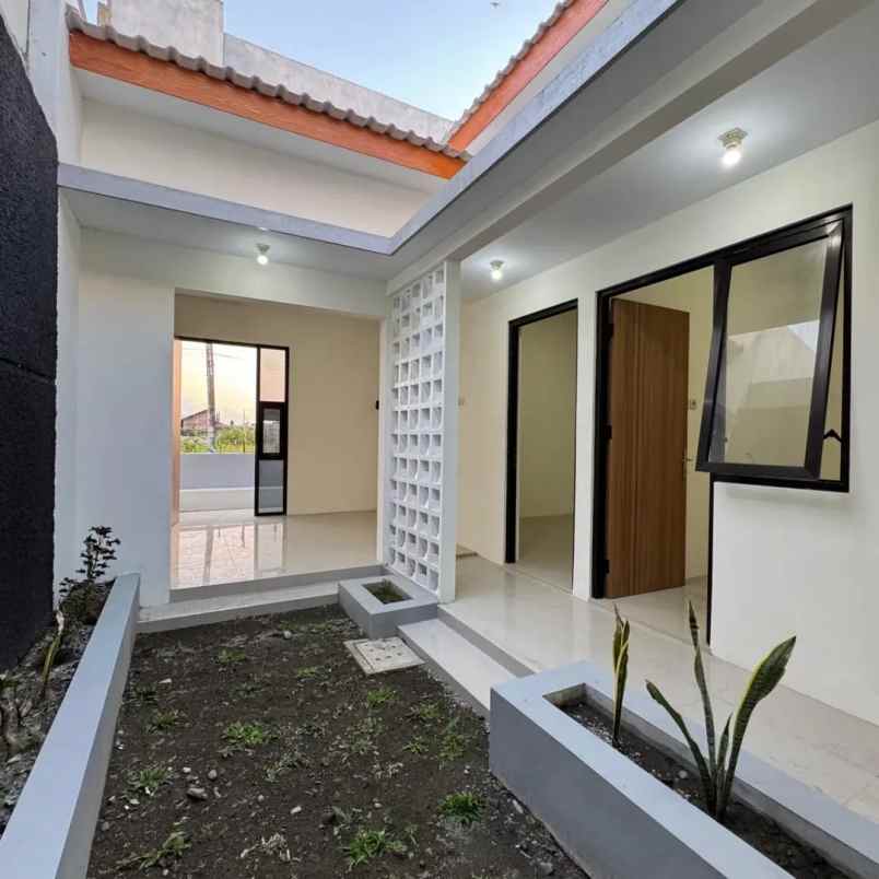 dijual rumah bandara adi sucipto