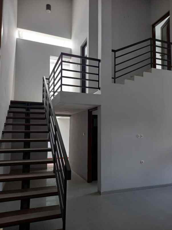 dijual rumah banyuanyar banjarsari surakarta