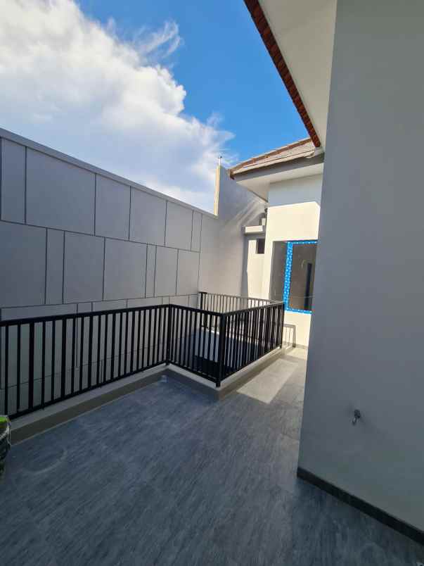 dijual rumah baru di manyar kertoadi surabaya timur