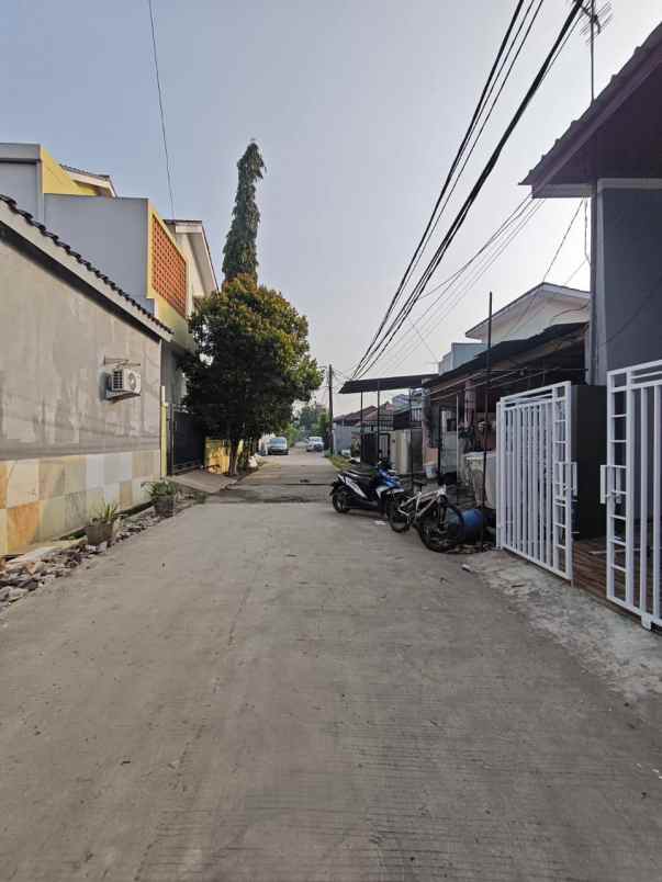 dijual rumah boulevard hijau kota