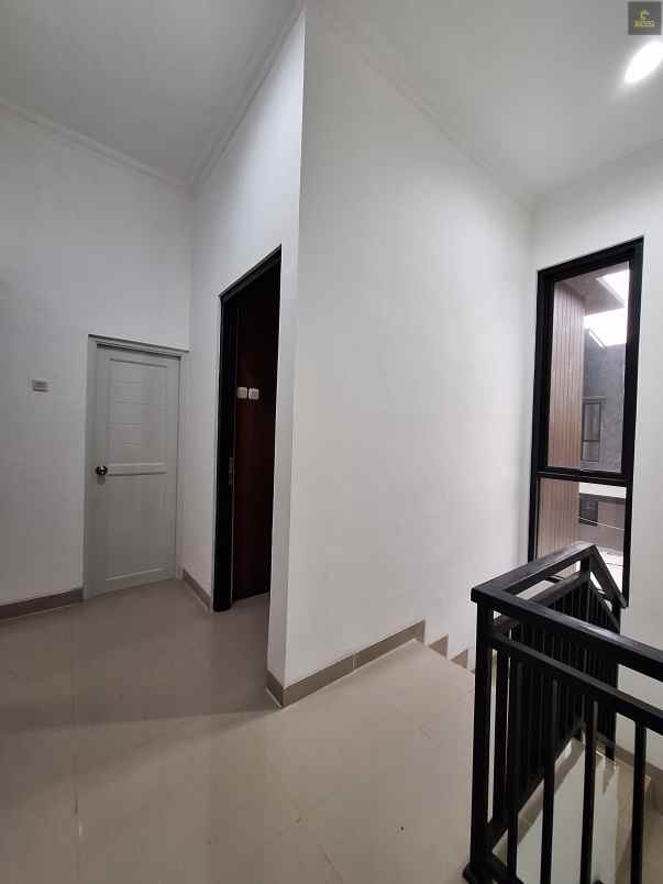 dijual rumah cirendeu raya