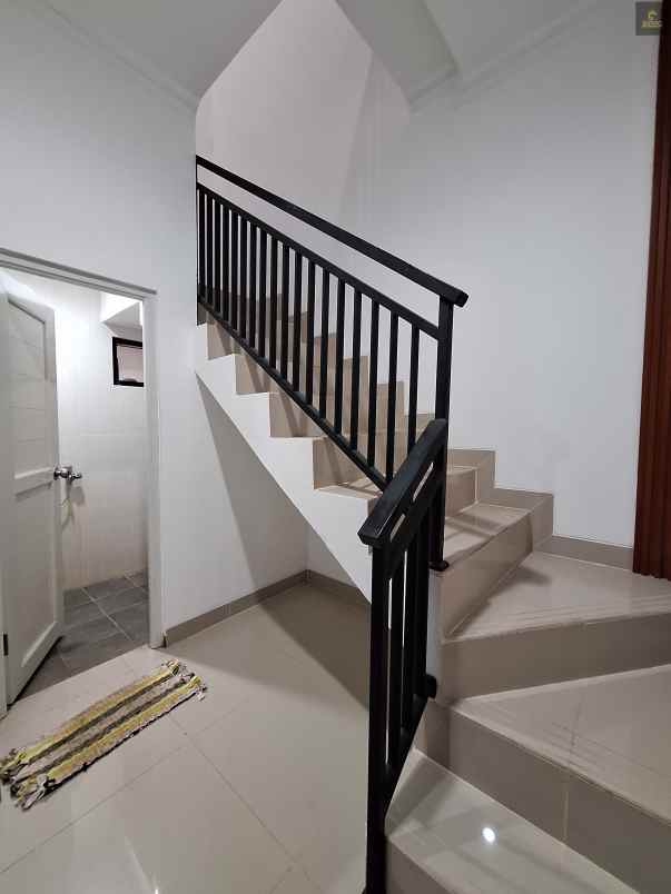 dijual rumah cirendeu raya