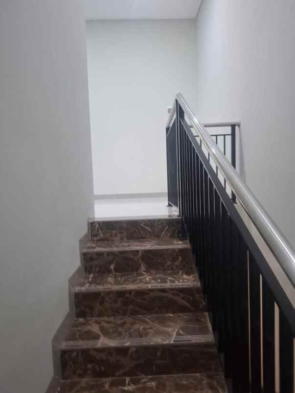dijual rumah darmo indah