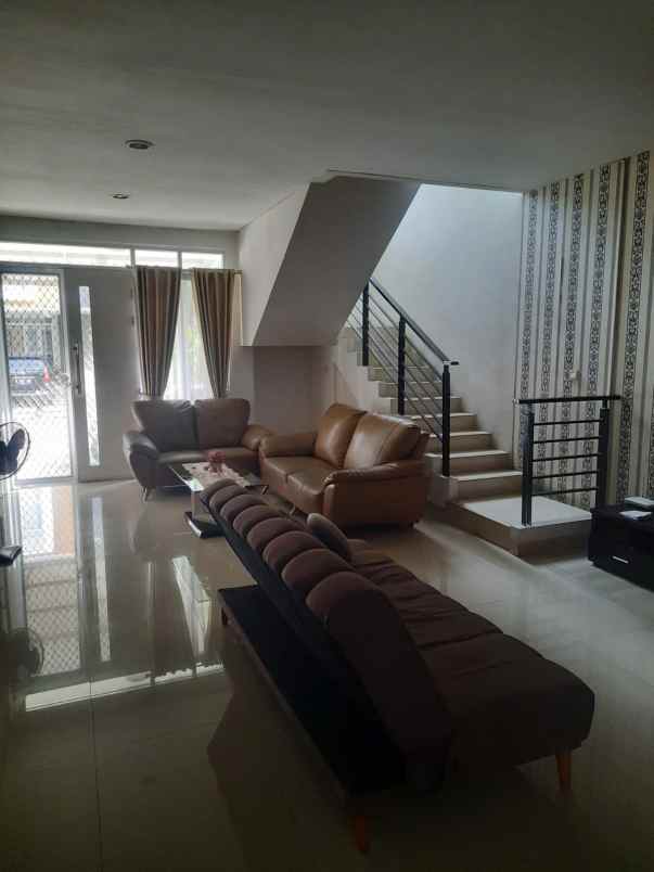 dijual rumah dekat mall di maple summarecon bekasi