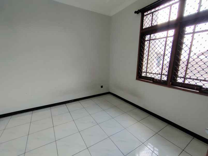dijual rumah di area antapani