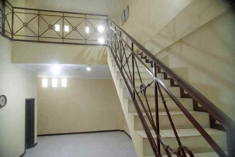 dijual rumah di darmo indah timur