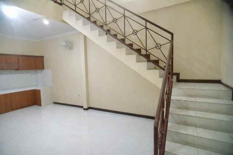 dijual rumah di darmo indah timur