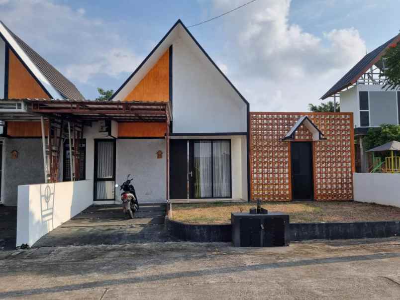 dijual rumah di untung suropati semarang